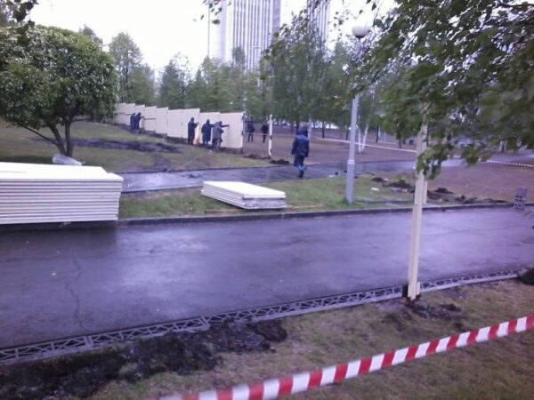 В Екатеринбурге снесли забор, ограждающий сквер для строительства несостоявшегося храма
