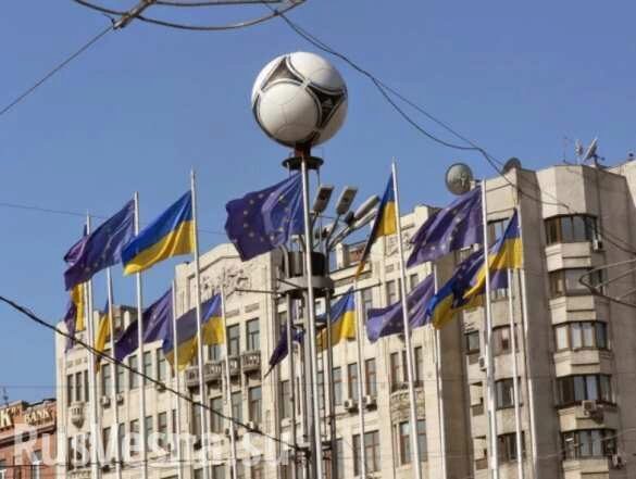 В Киеве на Европейской площади символ Евро-2012 заменили на эмблему НАТО (ФОТО)