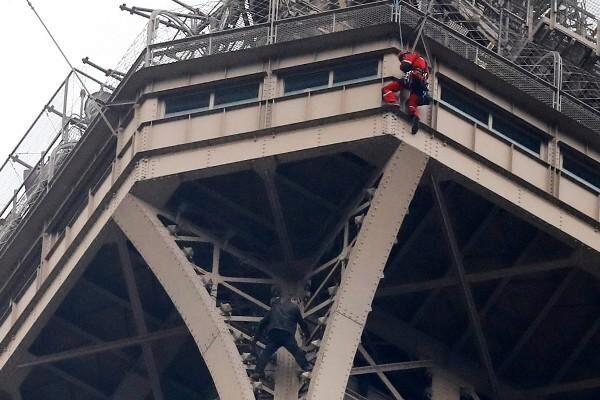 В Париже на Эйфелеву башню забрался россиянин