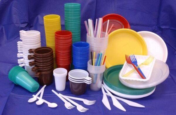 В России могут запретить продажу одноразовой пластиковой посуды