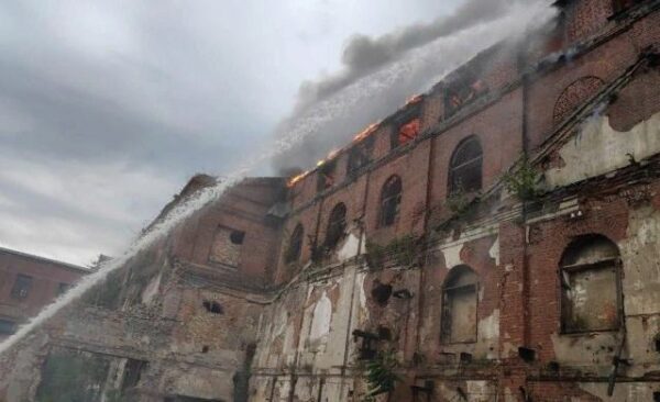В Таганроге горит кожевенный завод