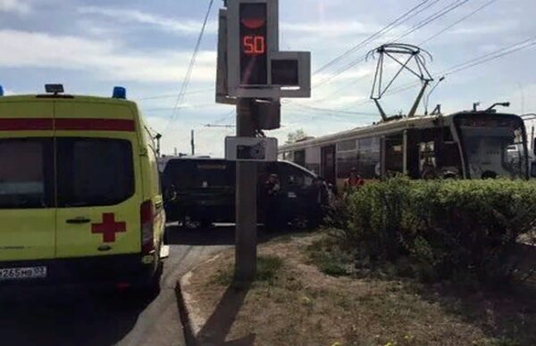 В Улан-Удэ микроавтобус врезался в трамвай, пострадали два человека
