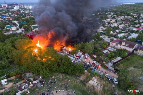 В Волгограде ветер не дает потушить страшный пожар близ Мамаева Кургана