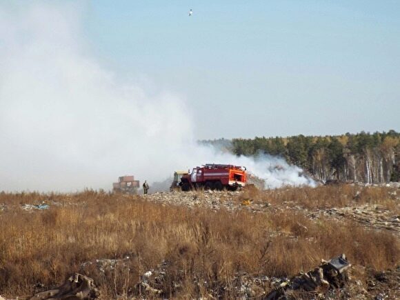 В 15 километрах от Ханты-Мансийска загорелась и тлеет свалка