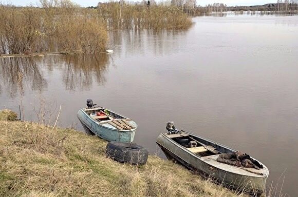 В ХМАО перевернулась лодка с рыбаками: тела двоих обнаружены, третьего ищут