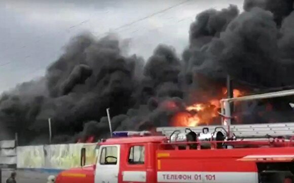 В Магнитогорске потушен крупный пожар в цехе по производству пластиковых панелей