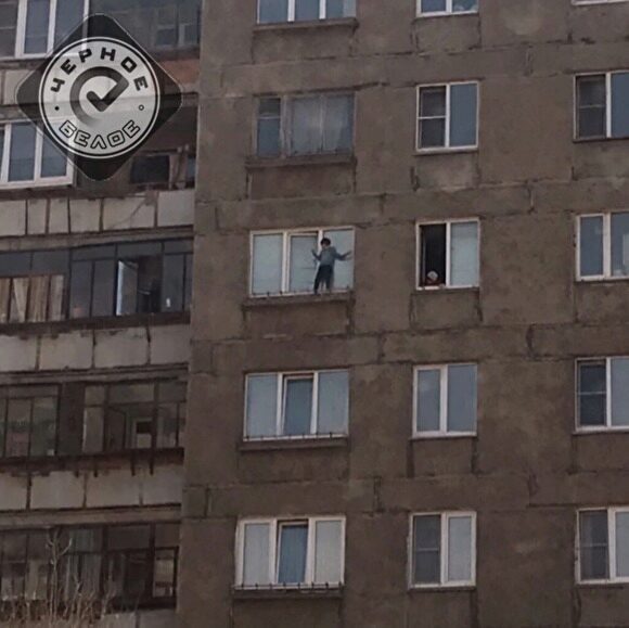 В Магнитогорске ребенок ходил по карнизу окна на седьмом этаже