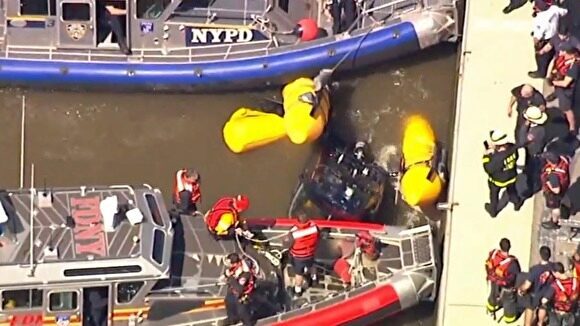 В Нью-Йорке туристический вертолет упал в реку
