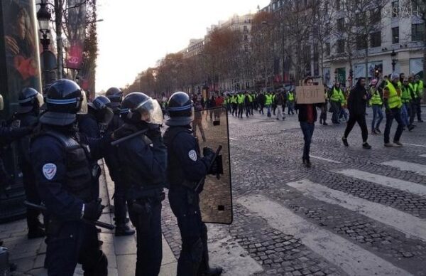 Во Франции полицейский избил сотрудника телеканала RT France