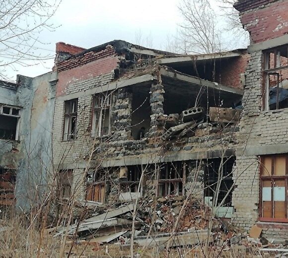 В Первоуральске за 6,8 млн рублей снесут школу-интернат, где на подростка упала плита