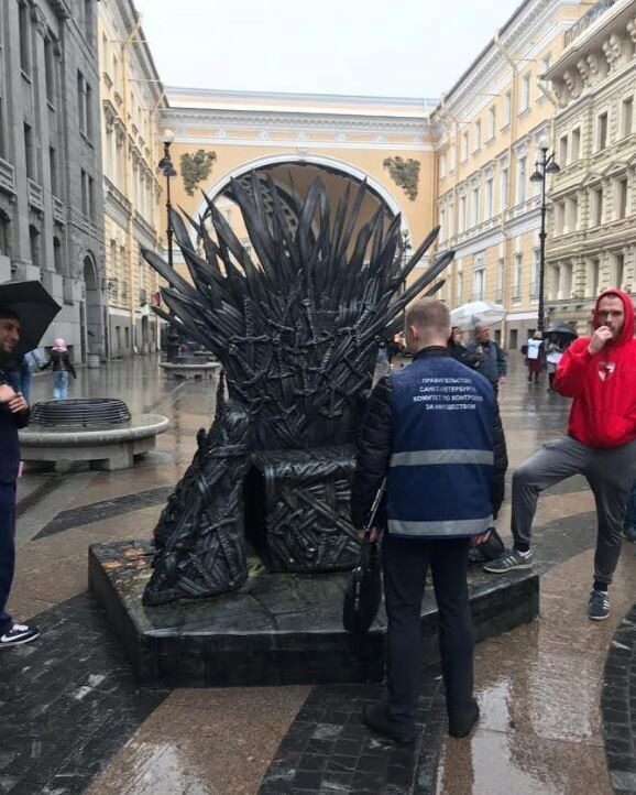 В Петербурге чиновники конфисковали железный трон из «Игры престолов»