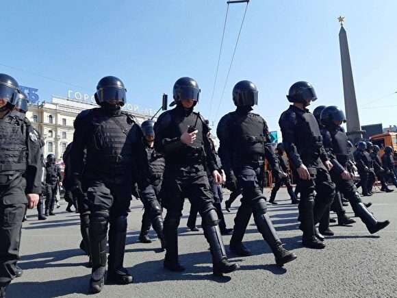 В Петербурге на шествии ОМОН взял в окружение колонну «Объединенных демократов»