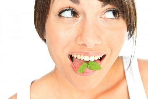 Врачи назвали болезни, которые можно определить по запаху изо рта