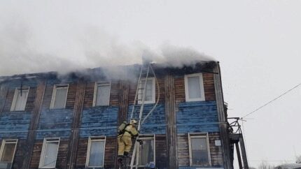 В Салехарде из-за пожара в двухэтажном доме эвакуировано 30 человек