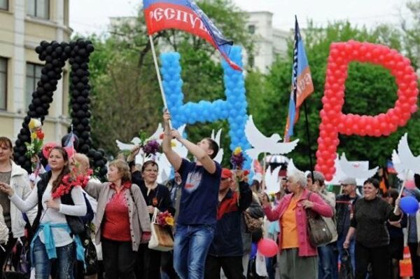 Жители ДНР отметили пятилетие республики массовым шествием