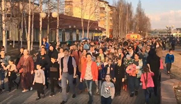 Жители Нефтеюганска хором исполнили «Катюшу» в центре города