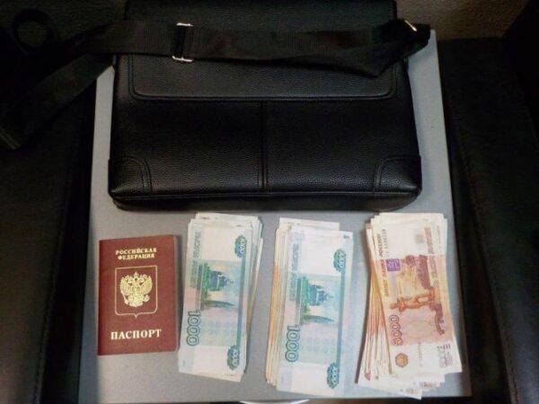 Через Кольцово пытались незаконно вывезти 3 млн. рублей