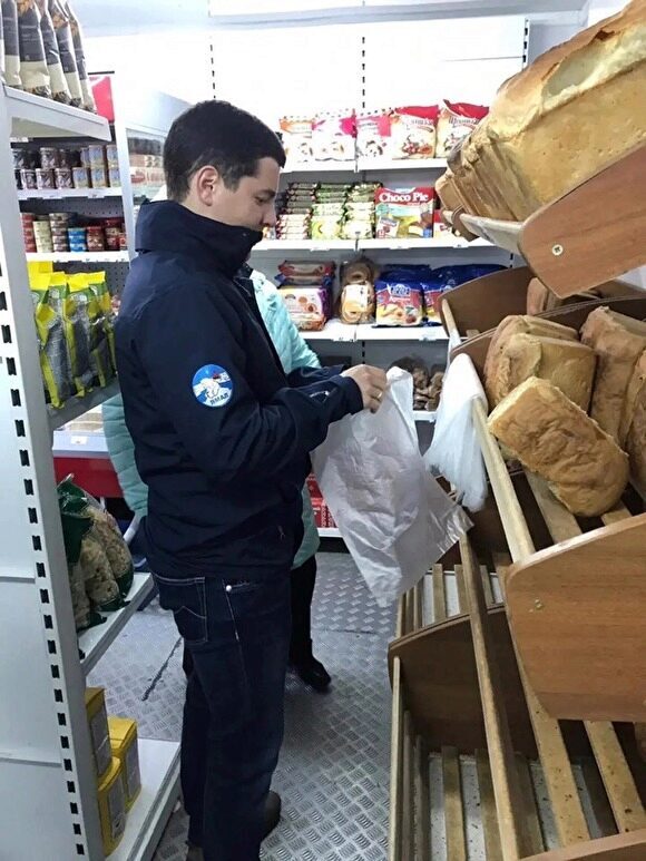 Дмитрий Артюхов во время поездки в Горки купил в магазине местного хлеба: «Вкусный»
