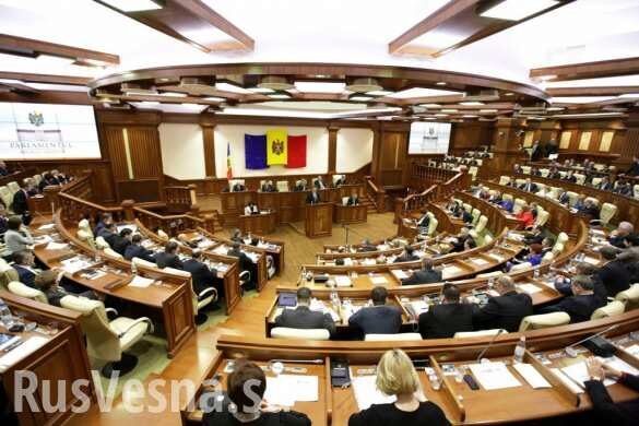 Кризис в Молдавии: два правительства провели параллельные заседания