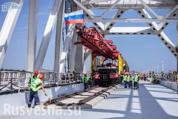 На Крымском мосту сомкнуты рельсы первого пути (ФОТО)
