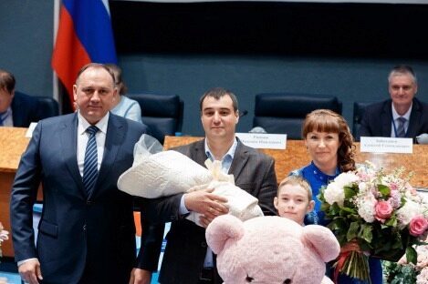 Новорожденная дочь чиновницы Ханты-Мансийска стала 100-тысячным жителем столицы Югры