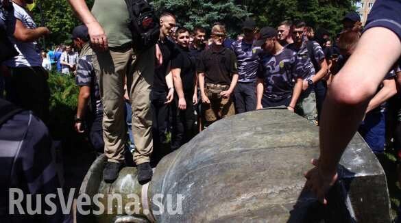 При сносе памятника Жукова в Харькове пострадали полицейские — возбуждено уголовное дело