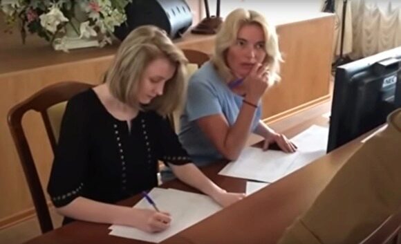 Штаб Навального в Петербурге снял на видео, как бюджетники «рисуют» подписи за Беглова