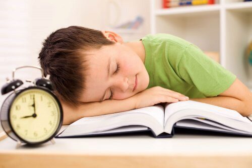 Ученые: Увеличить успеваемость у детей поможет дневной сон