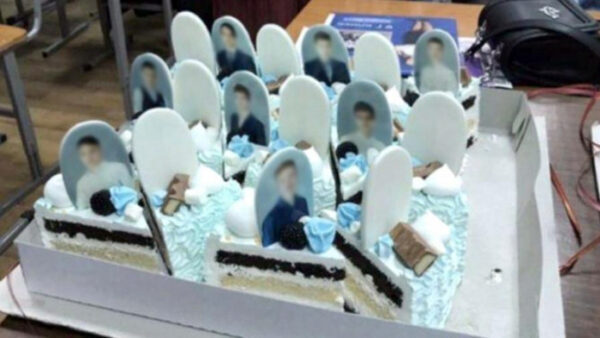 В Красноярском крае выпускников угостили тортом с надгробиями