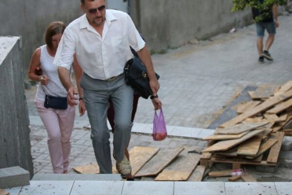 В Севастополе на лестницах-трапах кладут опасную для жизни плитку