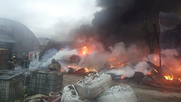 В Арамиле потушен пожар на складах с лакокрасочной продукцией