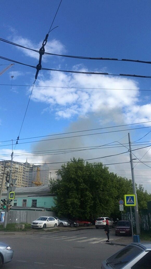 В центре Екатеринбурга горит деревянный особняк