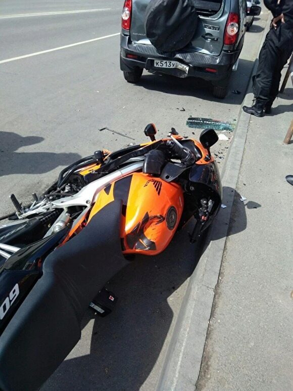 В Челябинске мотоциклист протаранил два автомобиля