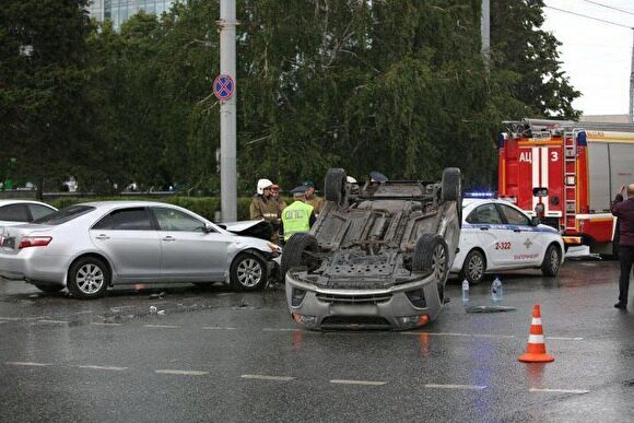 В Екатеринбурге перевернулось авто из-за ДТП с машиной из правительственного автопарка