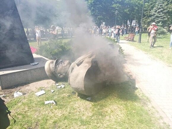 В Харькове националисты повалили бюст маршала Жукова