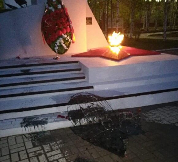 В Нефтеюганске подростки осквернили памятник Воину-освободителю