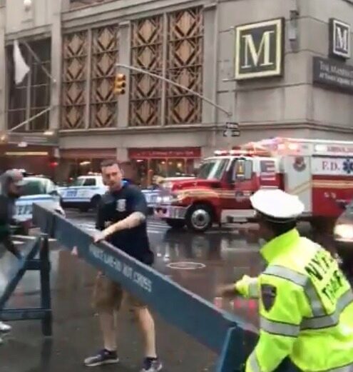 В Нью-Йорке вертолет врезался в здание на Манхэттене