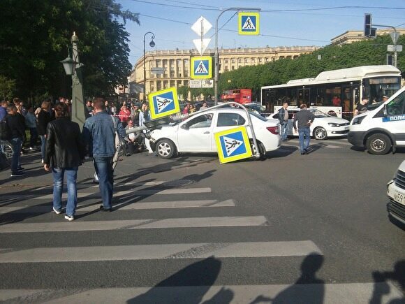 В Петербурге автомобиль въехал в толпу пешеходов. Есть пострадавшие
