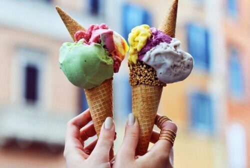 Врачи считают, что в жару опасно есть мороженое