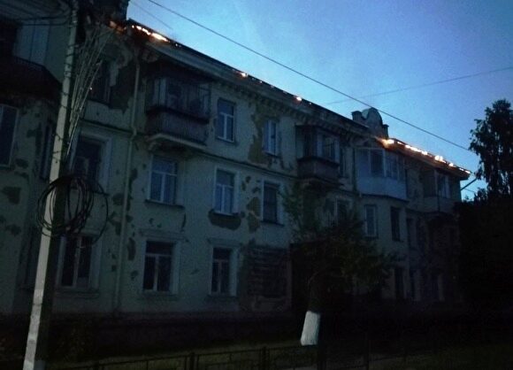 В Сатке горит крыша жилого дома на площади тысяча «квадратов»