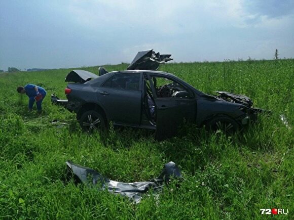 В Тюменской области столкнулись грузовик и легковушка, погибли два человека