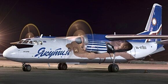 В Якутске самолет Ан-24 выкатился за пределы взлетно-посадочной полосы
