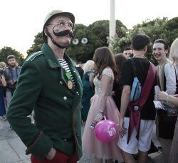 Выпускная вечеринка для тысяч школьников прошла в Парке Горького