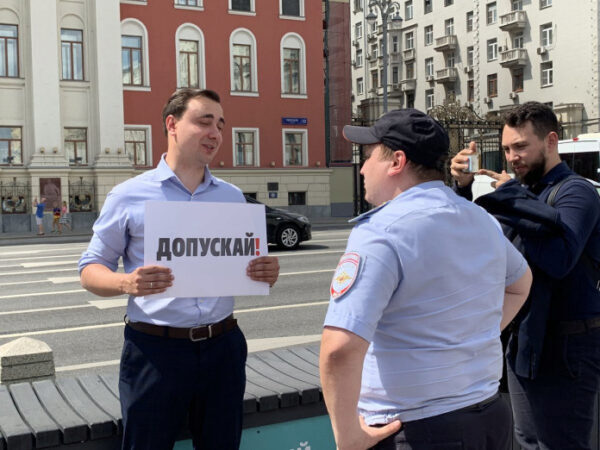 Директора ФБК Ивана Жданова отпустили из полиции после пикете у мэрии Москвы