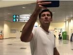 Дмитрий Гудков набросился на журналистов в московском аэропорту