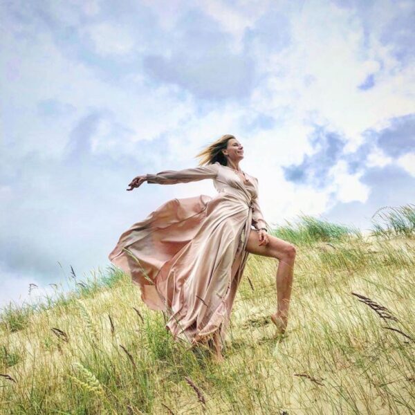 Любовь Толкалину подвел глубокий разрез на платье в ветреную погоду