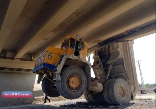 На Урале тягач протаранил автомобильный мост (фото)