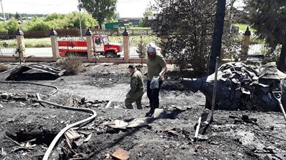 На пепелище сгоревшей церкви в Чимеево верующие собирают угольки с места, где стояла икона