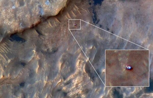 NASA опубликовало фото Curiosity с орбиты Марса