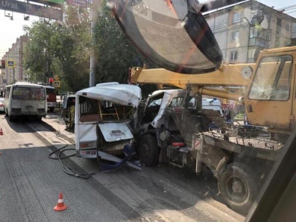 Один человек погиб и восемь пострадало в результате ДТП с автокраном в Челябинске
